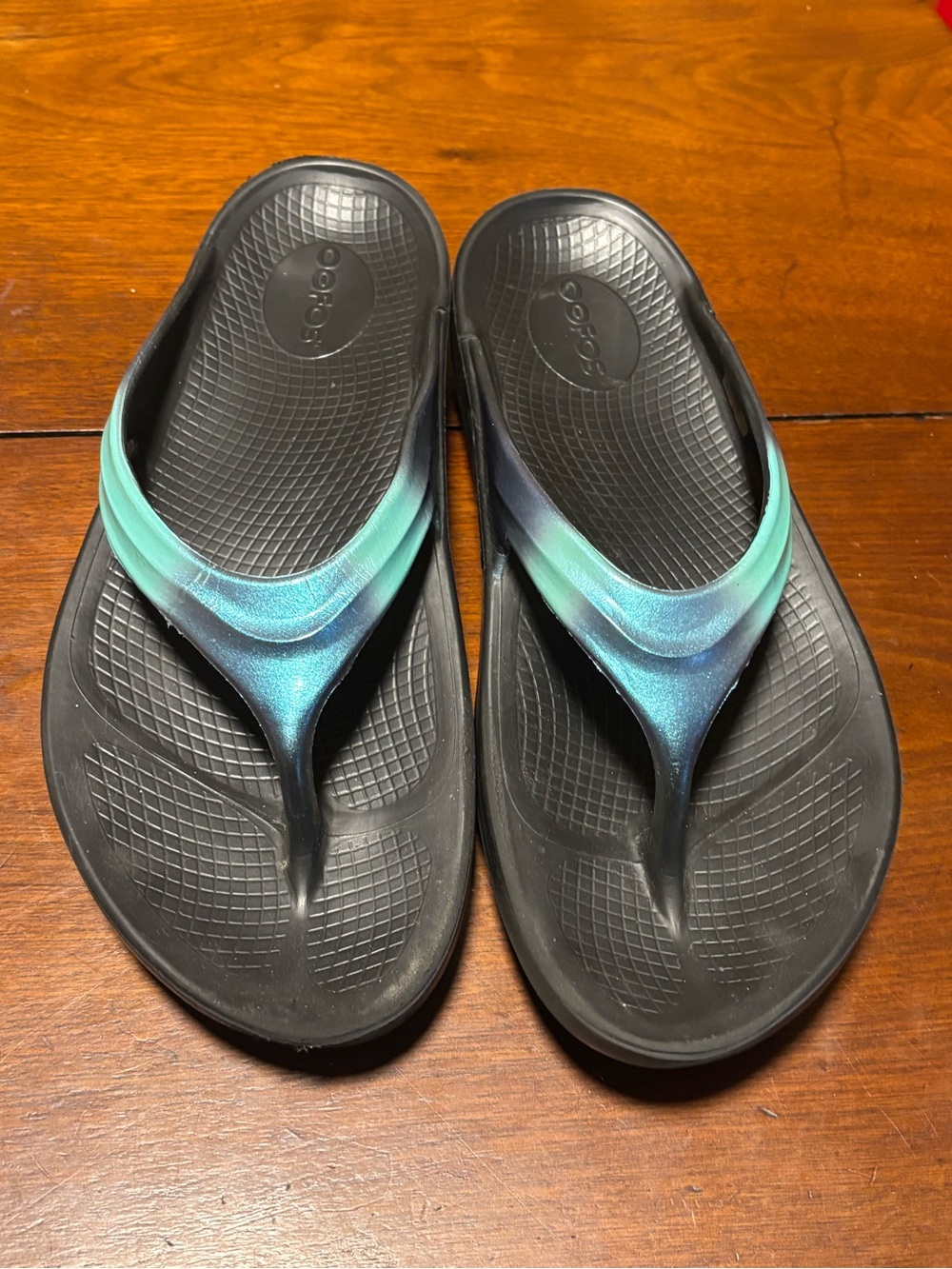 OOFOS Women’s OOlala Luxe Sandals Black/Atlantis Teal-To-Blue Size 10